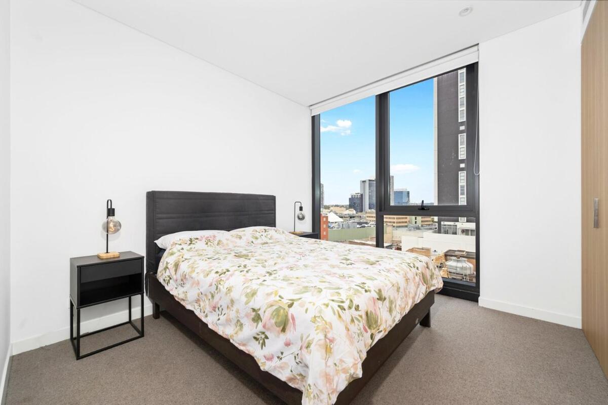 Apartment Convenient Two Bed Parramatta *